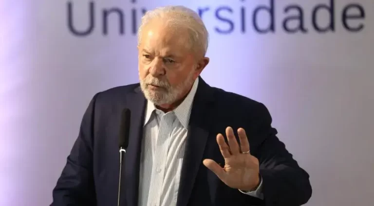 Fizeram “carnaval” com o mensalão e hoje aprovam o orçamento secreto, diz Lula