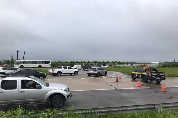 Vídeo: BR-101 é interditada no sentido de Natal a João Pessoa após rio transbordar￼