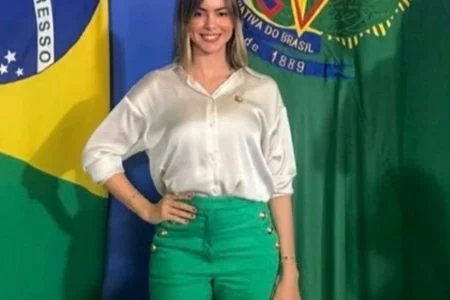 Candidata branca e loira e de sobrenome Bolsonaro se declara parda