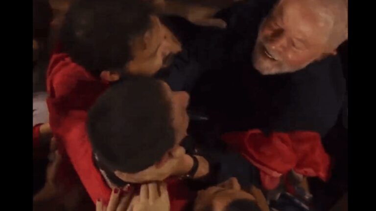 VÍDEO: Lula desce do palanque para beijar menino cadeirante em BH