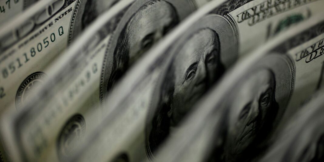Dólar sobe para R$ 5,27 com tensões no Brasil e no exterior