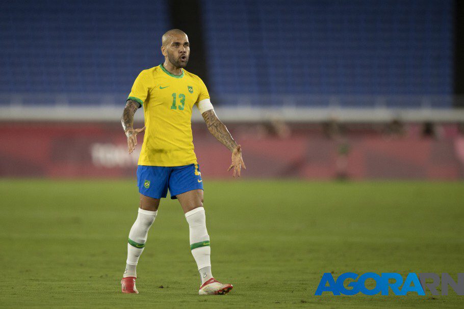 Jogador Daniel Alves perde patrocinadores após acusação de estupro e prisão