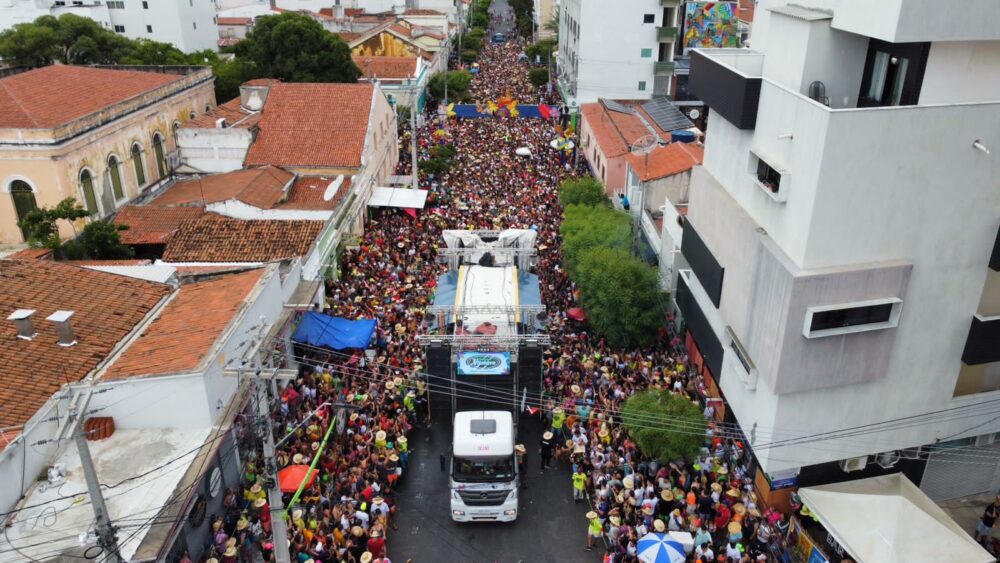 Rai Saia Rodada arrasta multidão no Frevo do Meio Dia do Carnaval de Caicó – Gláucia Lima