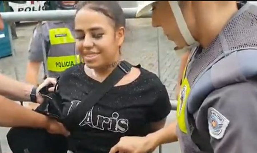 [VÍDEO] Mulher é presa após furtar 13 celulares no Carnaval e ainda debocha dos policiais