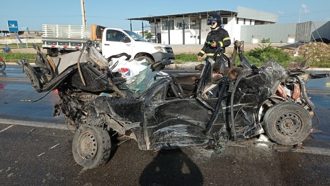 Carro fica destruído após colisão e motorista é socorrida com ferimentos na BR-304 em Mossoró | Rio Grande do Norte