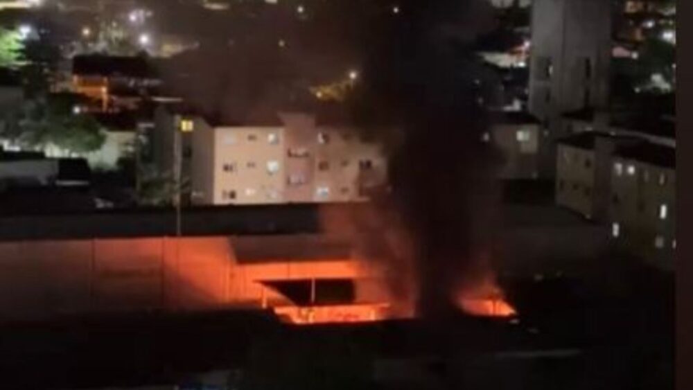 Criminosos colocam fogo em galpão da STTU – Gláucia Lima
