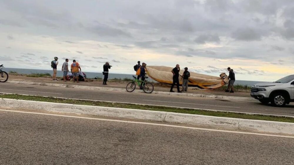 Instrutor morre após queda de parapente durante voo na Via Costeira, em Natal – Gláucia Lima