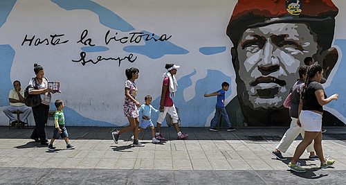 Morto há 10 anos, por que Chávez segue sendo retratado