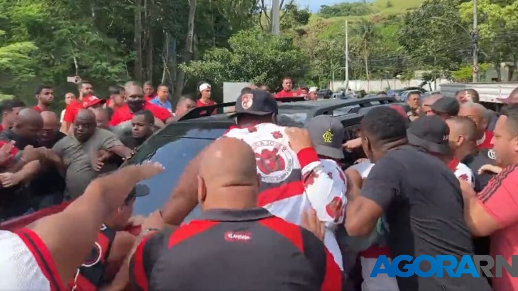 Torcedores fazem protesto na frente do CT do Flamengo