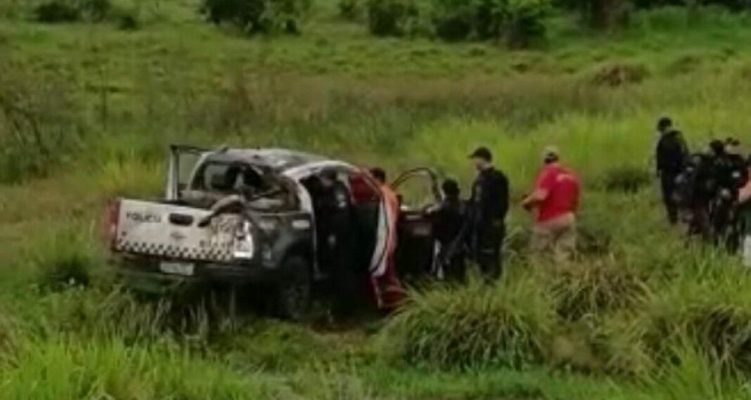 Viatura da PM capota na Grande Natal e helicóptero resgata policial ferido