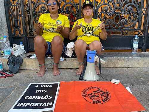 E28 Camelôs se acorrentam na Câmara do Rio em protesto contra