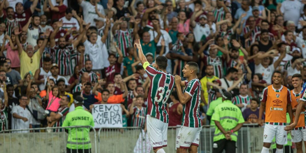 Fluminense derrota Athletico-PR e permanece na ponta do Brasileiro