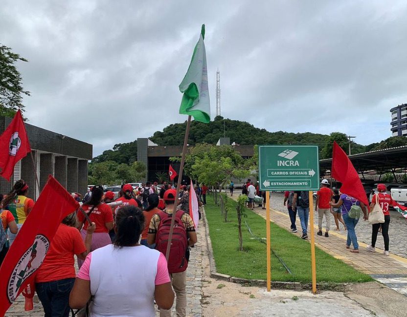 MST ocupa a sede do Incra em Natal