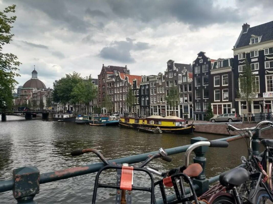Para combater turismo sexual, Amsterdã lança campanha contra homens britânicos