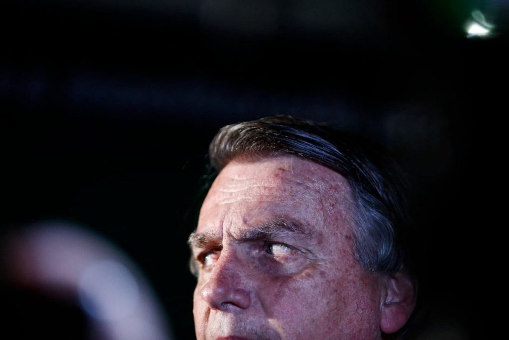 Após se tornar inelegível, Bolsonaro desembarca em Brasília