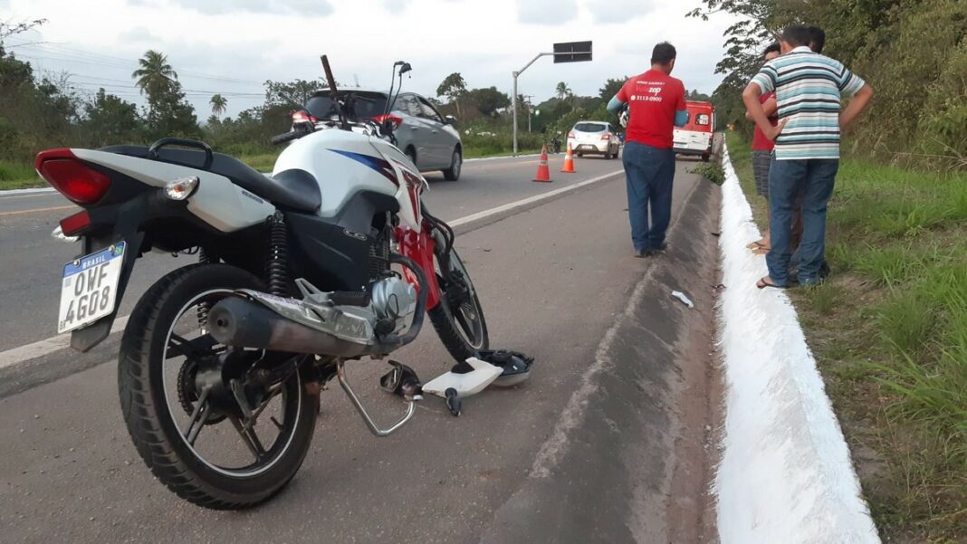 Cobra na pista causa acidente entre duas motos na BR-226 na Grande Natal