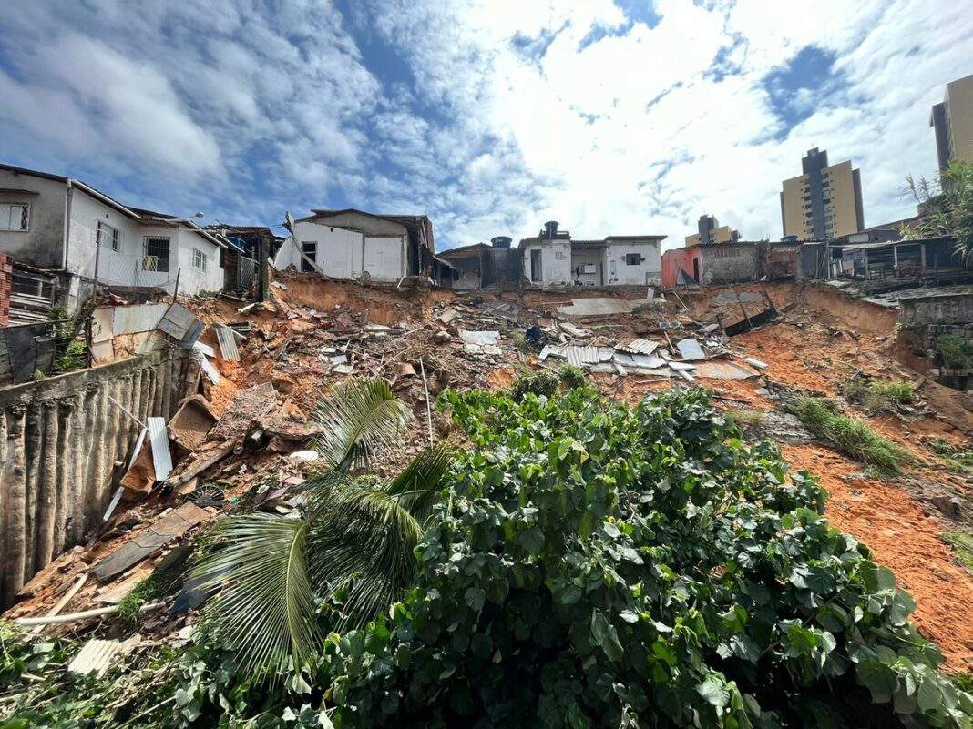 Oito casas são interditadas após o desabamento em encosta na Zona Sul de Natal