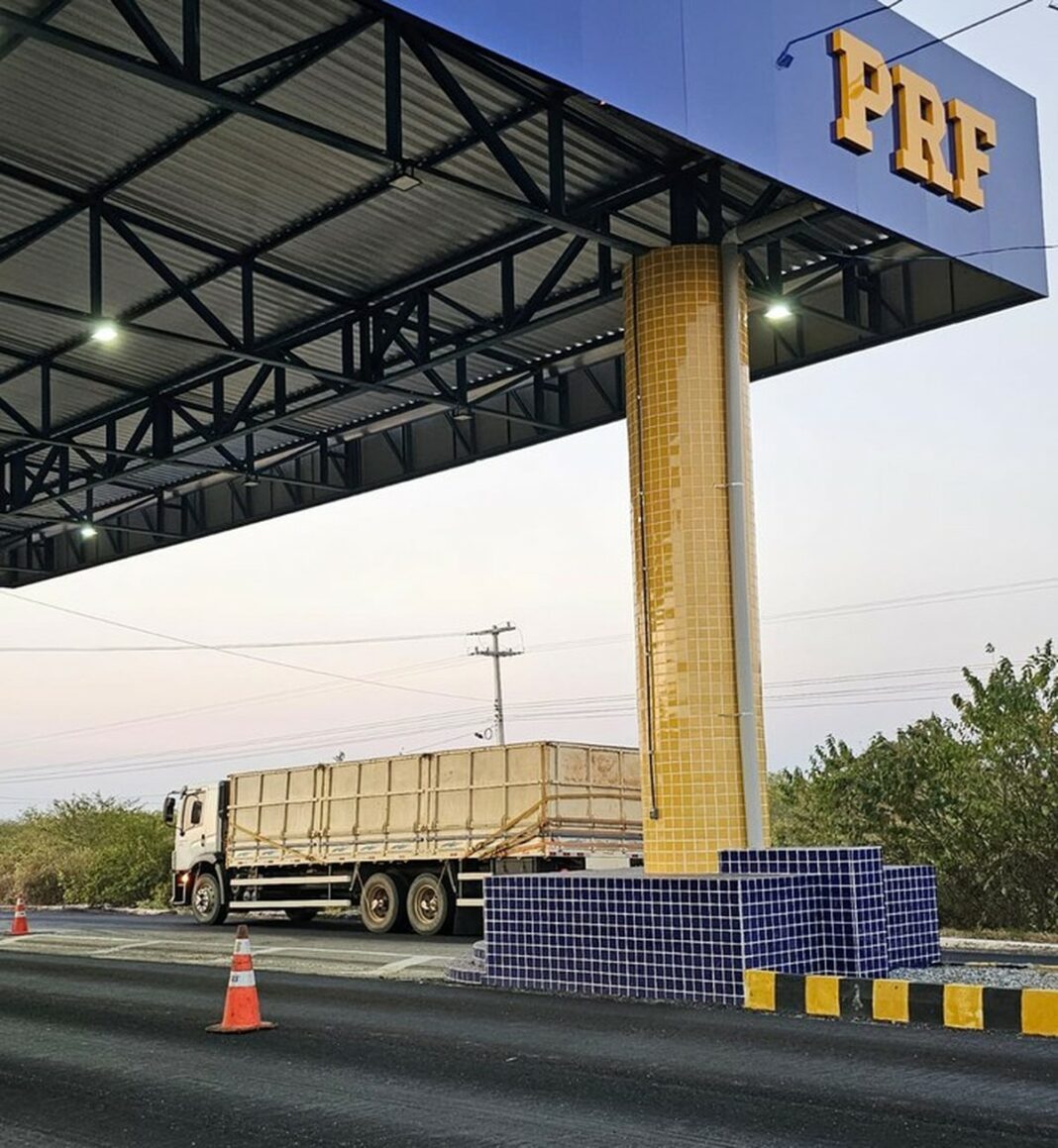 PRF e Sefaz apreendem carga de 10 toneladas de milho a granel sem nota fiscal na BR-304 em Mossoró