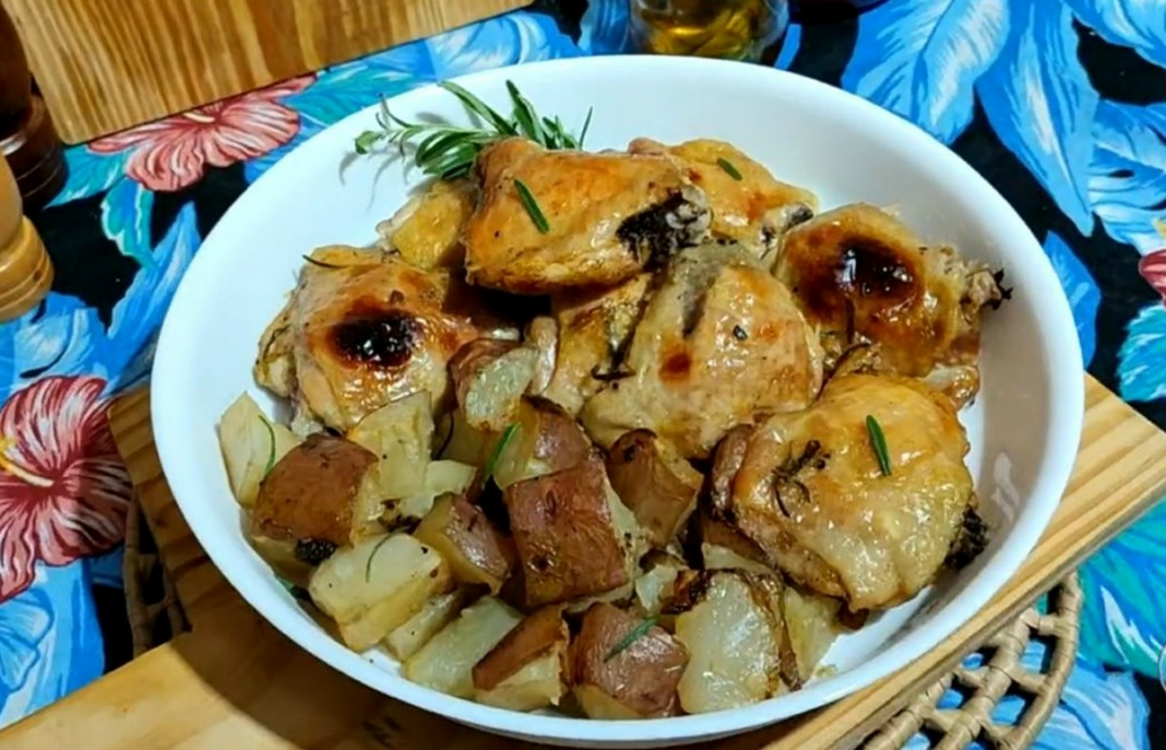 Aprenda uma receita de frango com batata doce ao forno