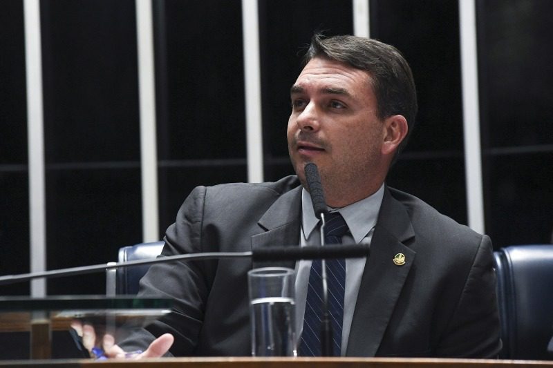 Flávio Bolsonaro aciona AGU contra Gleisi por críticas ao TSE