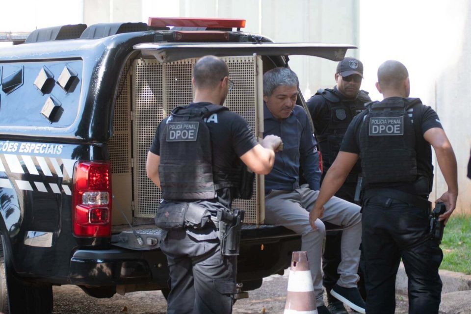 imagem colorida mostra blogueiro bolsonarista Wellington Macedo saindo do carro da polícia para depor à CPMI do 8 de Janeiro no Senado - Metrópoles