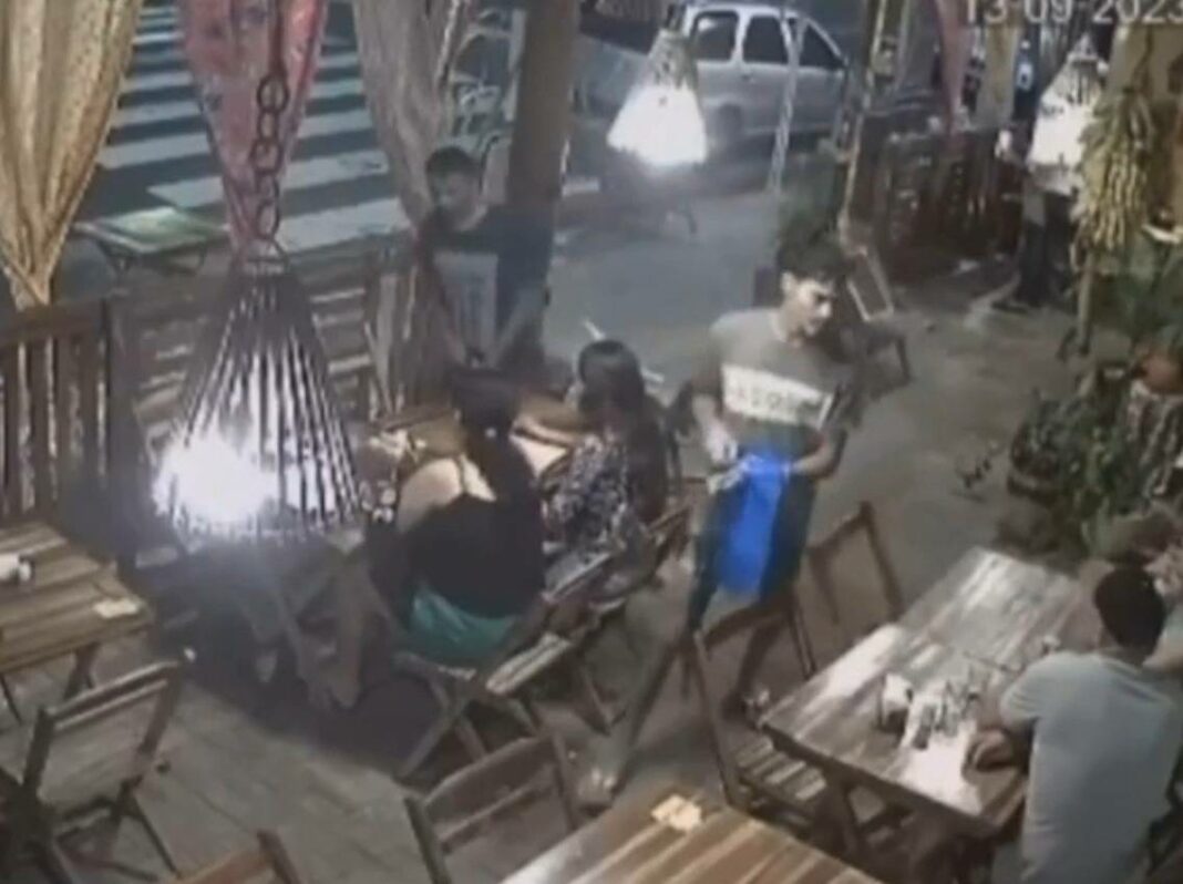 [VÍDEO] Criminosos rendem clientes de restaurante e fazem arrastão em Areia Preta