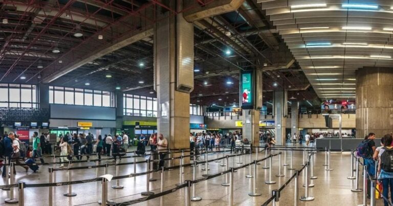 Terceirizados protestam contra proibição de celulares no Aeroporto de Guarulhos