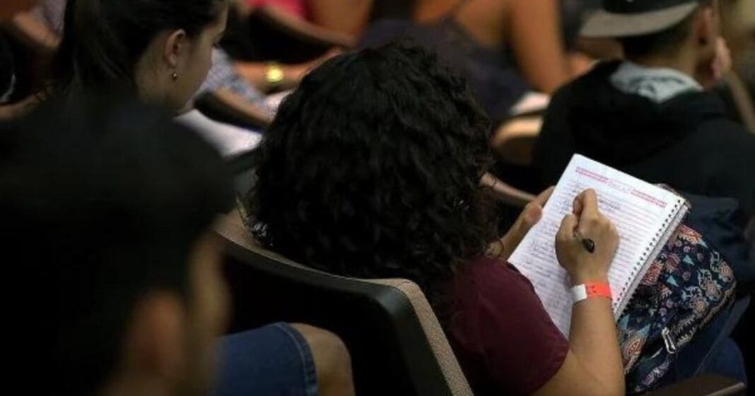 Estudantes nota mil dão dicas para a redação do Enem