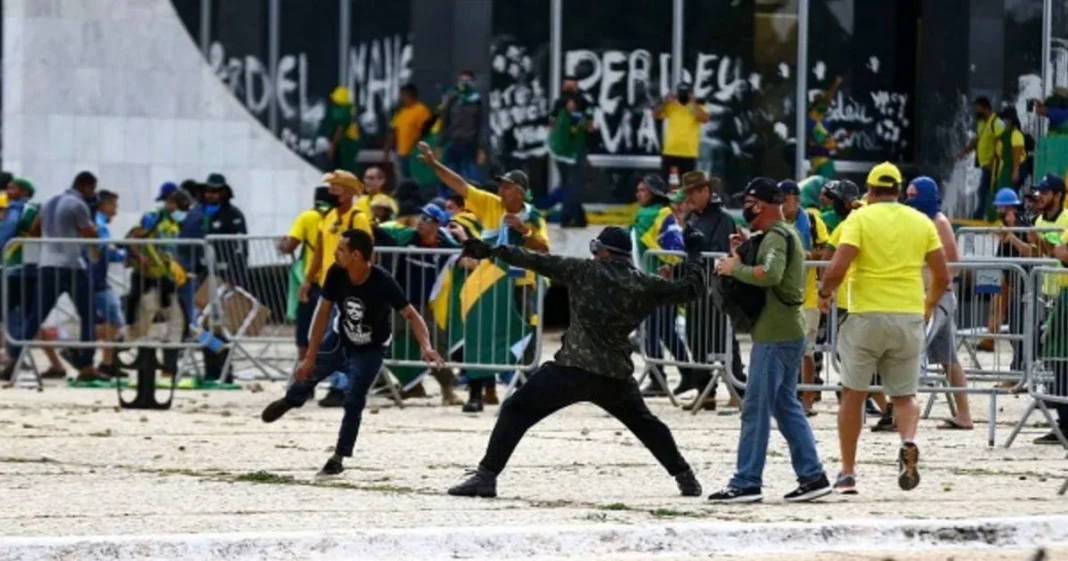 Moraes vota para condenar mais oito pessoas por atos do 8 de janeiro