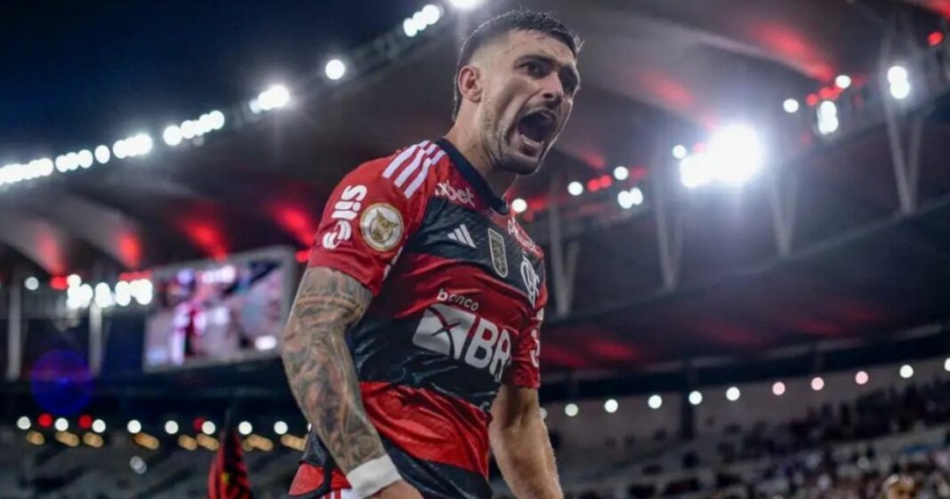 Flamengo vence Bragantino e entra na briga pelo título do Brasileiro