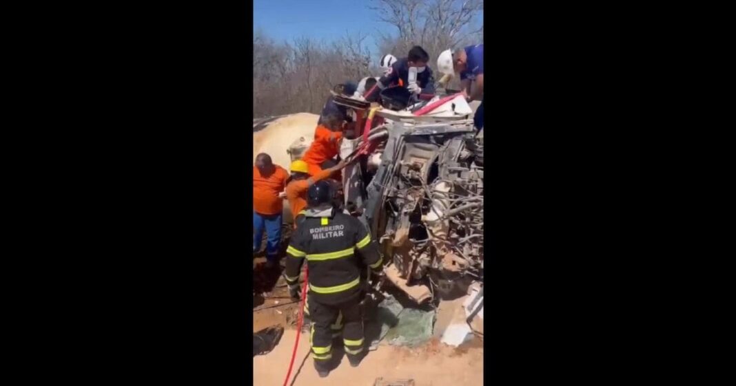 VÍDEO: Bombeiros resgatam ourobranquense após caminhão tombar em Parelhas