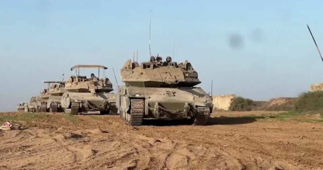 Veículos blindados israelenses são vistos se afastando de Gaza após acordo de trégua