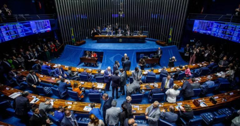 Senado aprova sessão de debates e adia votação de PEC que limita participação de militares em eleições