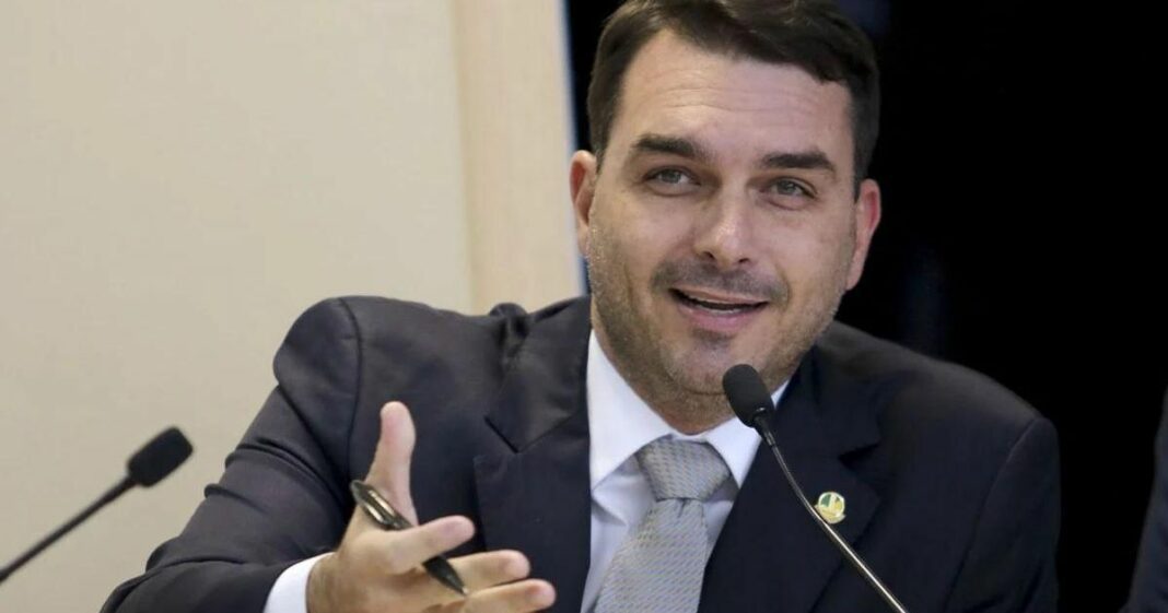 Após críticas, Flávio Bolsonaro muda o texto