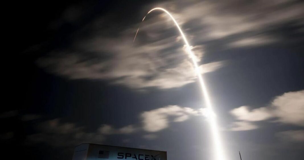 Luzes de satélites da SpaceX assustam