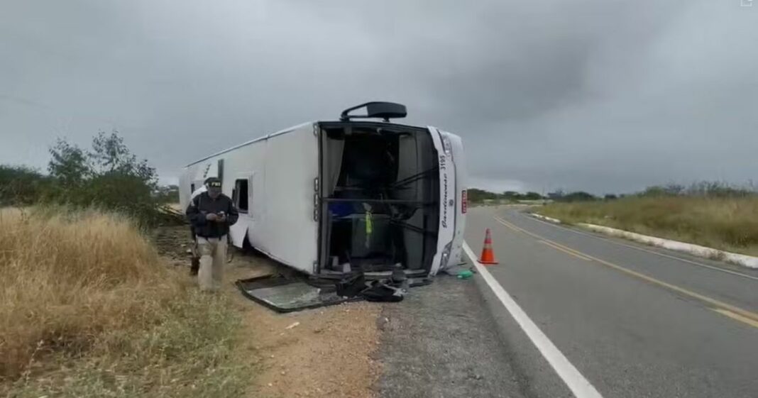 Passageira de ônibus que tombou na BR-427