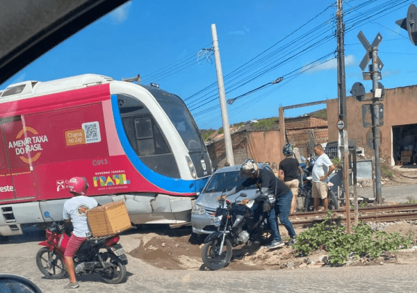 Batida entre trem e carro interdita trecho na zona Oeste de Natal