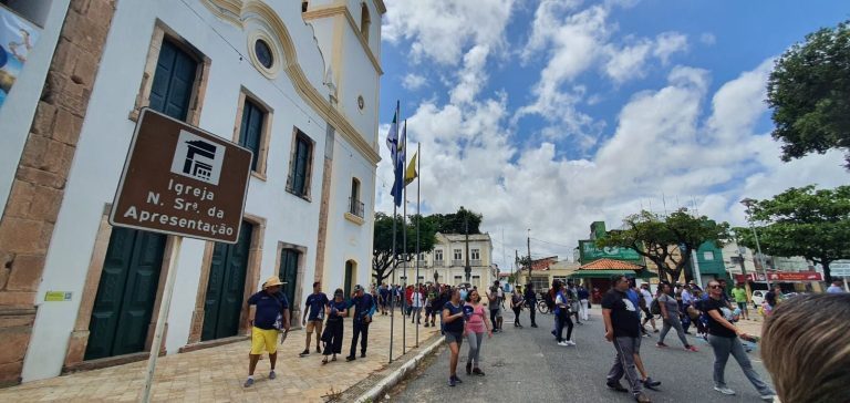 CAMINHADA INAUGURA NOVO PERCURSO E EXPOSIÇÃO SOBRE MATERIALIDADES RELIGIOSAS  