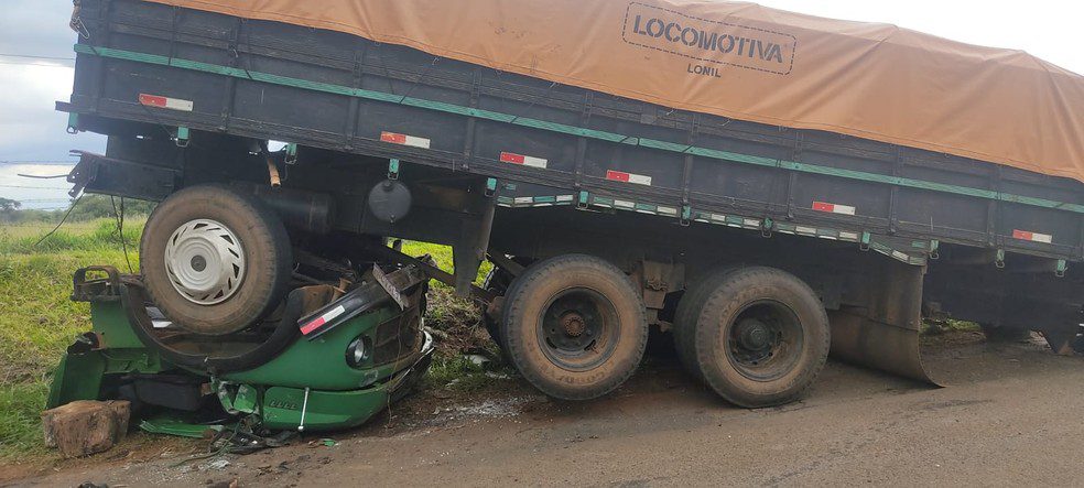 CARROCERIA DE CAMINHÃO SE SOLTA DURANTE VIAGEM E ESMAGA CABINE COM CAMINHONEIRO NO PARANÁ; HOMEM SOBREVIVEU