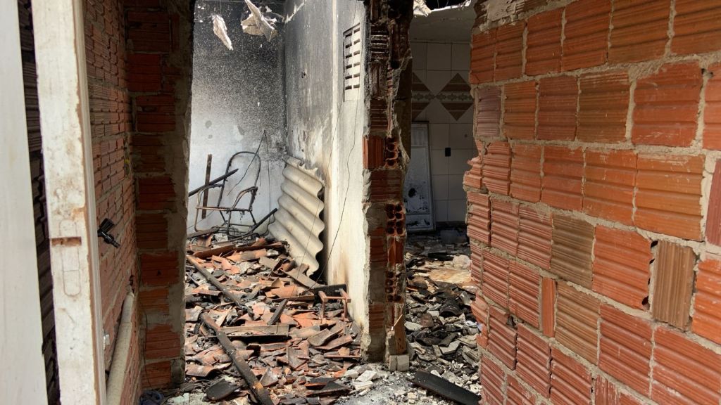 CASA DE SUSPEITO DE ASSASSINATO É INCENDIADA POR POPULARES EM SÃO GONÇALO DO AMARANTE 