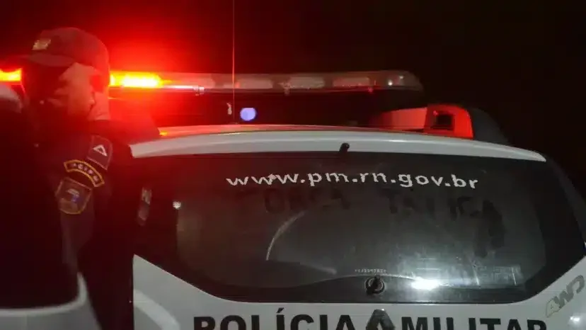 DUPLA ROUBA CARRO PARA PAGAR DÍVIDA DE R$ 32 MIL COM FACÇÃO E ATROPELA CASAL DURANTE FUGA