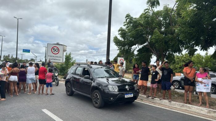 Família e amigos de menina de 12 anos que desapareceu em São Gonçalo do Amarante fazem protesto na BR-101