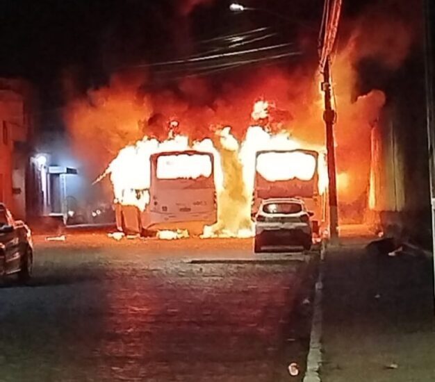 Natal: Dois ônibus são incendiados em protesto após morte de motociclista