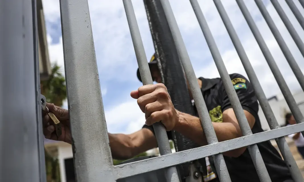 Portões dos locais de prova do Enem são fechados