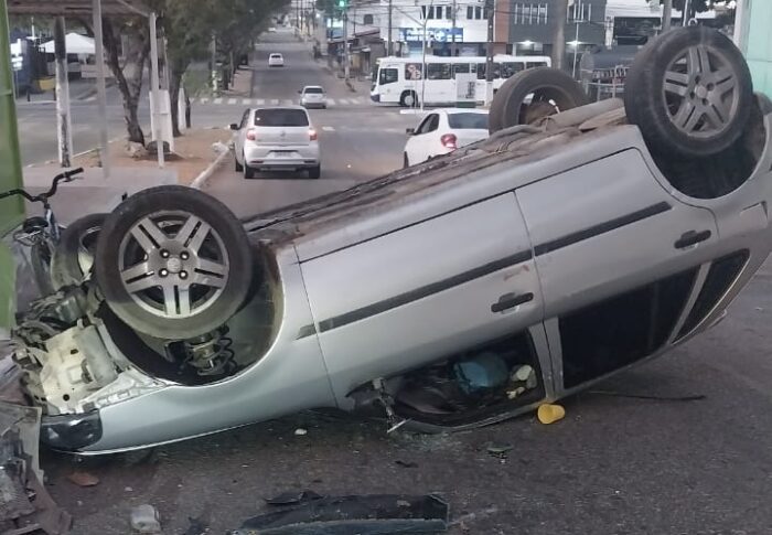 Veículo capota, motorista abandono o carro que tem rodas furtadas