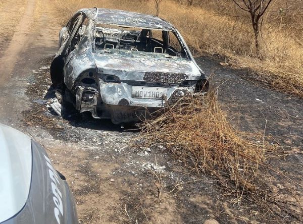 Veículo roubado é encontrado incendiado próximo ao lixão no interior do RN