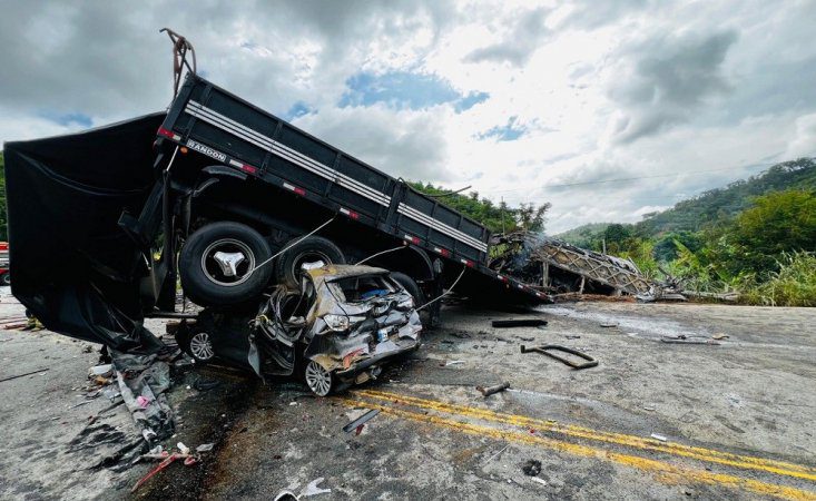 Acidente entre carreta, ônibus e carro deixa ao menos 22 mortos em MG