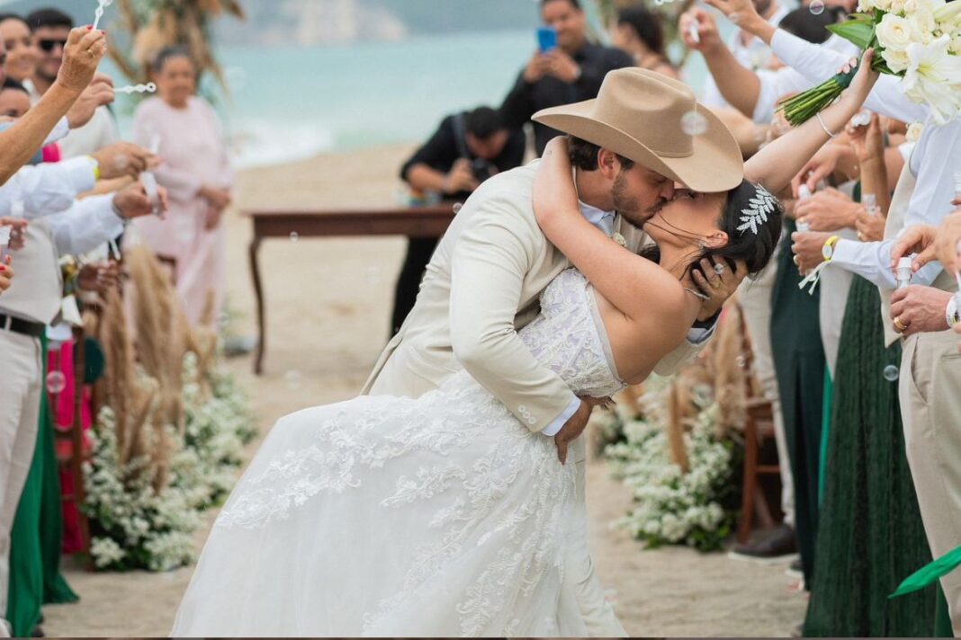 CASAL DE GOIÁS REALIZA SONHO DE CASAR NA PRAIA DE PONTA NEGRA E É O PRIMEIRO A COMEMORAR NA NOVA FAIXA DE AREIA ALARGADA