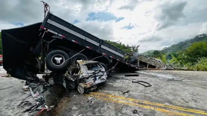 MOTORISTA DE CAMINHÃO ENVOLVIDO EM ACIDENTE COM 41 MORTOS EM MG SE ENTREGA A POLÍCIA 