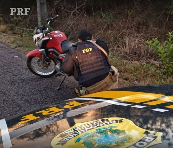 Motociclista empina moto em frente da viatura na BR 406, tenta fugir e é preso pela PRF